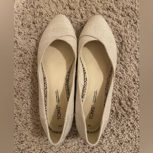 Women’s Size 8 Toms Cream Flats